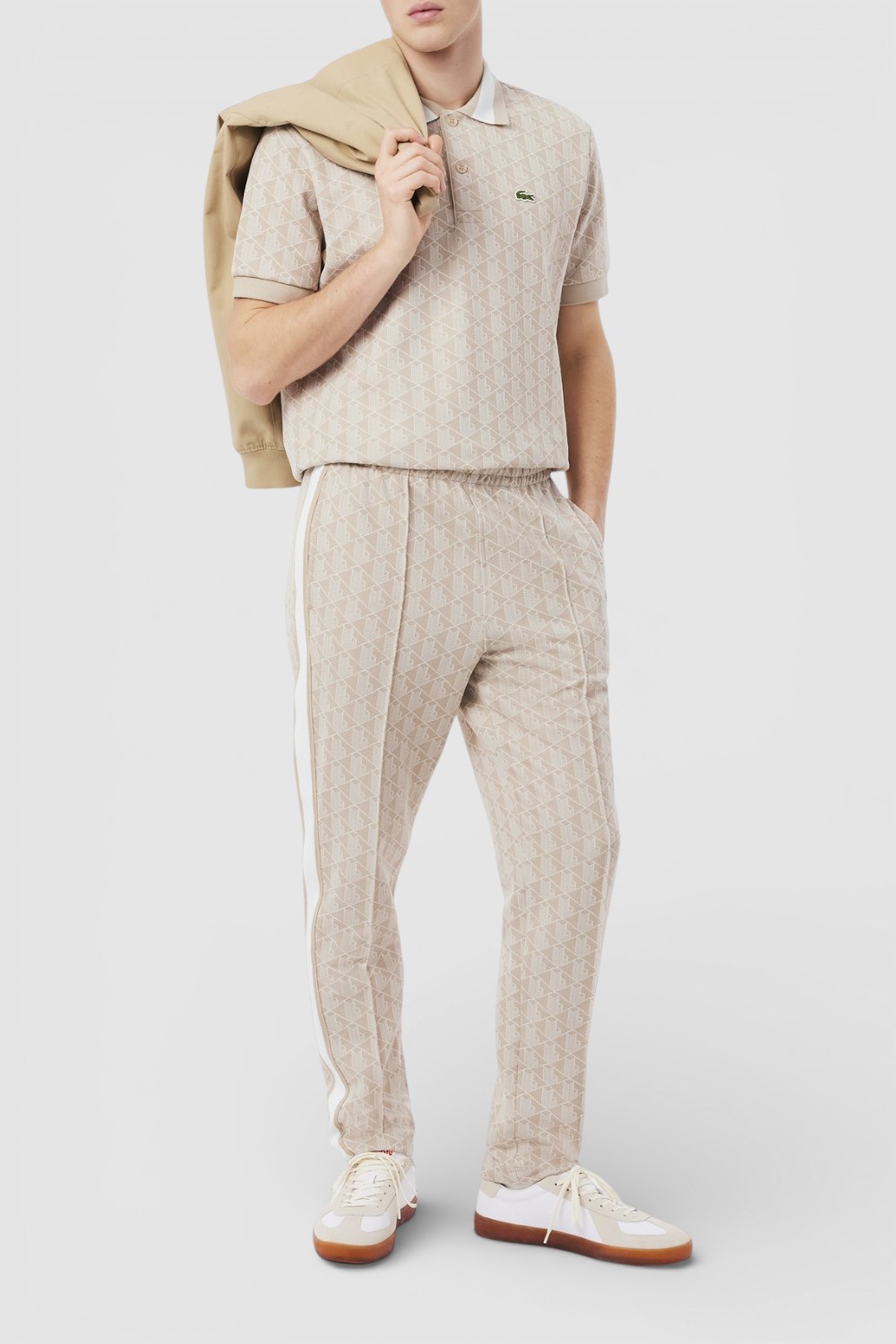 תמונת כל הלוק של חולצת פולו